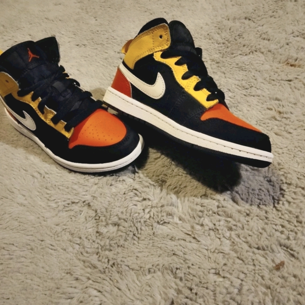 Boys Air Jordan 'Amarillo Team Orange'